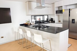 Een koelkast, een microgolfoven, een oven