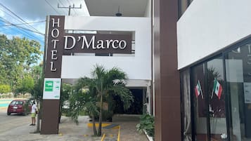 Vista frontal de la propiedad
