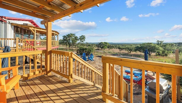 Una terraza de madera con vista a un paisaje natural.