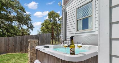 RelaxStation: Hot Tub, Grill & Hill Country Views