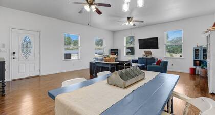 RelaxStation: Hot Tub, Grill & Hill Country Views