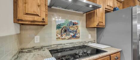 Jääkaappi, mikroaaltouuni, uuni, liesi