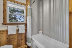 Douche, séchoir à cheveux, serviettes fournies, shampooing