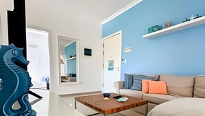 Ein modernes Wohnzimmer mit einer Couch, einem Couchtisch und einer dekorativen Skulptur eines Meerestiers.