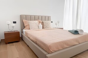 1 soverom og strykejern/-brett