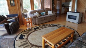 Una sala de estar acogedora con un sofá, una mesa de centro y una chimenea.
