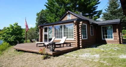 Escape to this relaxing lakeside retreat! 🛶 Enjoy a peaceful back porch, cozy fire pit 🔥, and stunning water views. Perfect for unwinding and making memories! 🌅