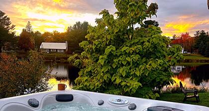 Escape to this relaxing lakeside retreat! 🛶 Enjoy a peaceful back porch, cozy fire pit 🔥, and stunning water views. Perfect for unwinding and making memories! 🌅