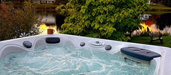 Escape to this relaxing lakeside retreat! 🛶 Enjoy a peaceful back porch, cozy fire pit 🔥, and stunning water views. Perfect for unwinding and making memories! 🌅