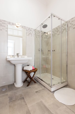 SĂšche-cheveux, serviettes fournies, savon, papier toilette