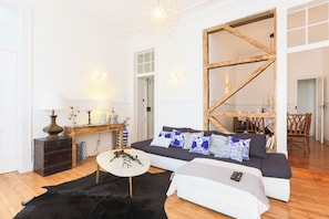 Living area - Delightful 4-bedroom apartment in historical downtown (Lisboa)
