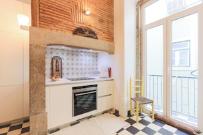 Private kitchen - Delightful 4-bedroom apartment in historical downtown (Lisboa)