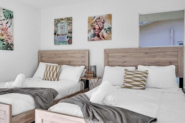 4 bedrooms, Internet, bed sheets - Chic Miami Private Pool Home (Miami)