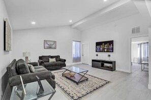 Living area - Chic Miami Private Pool Home (Miami)