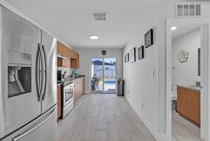 Private kitchen - Chic Miami Private Pool Home (Miami)