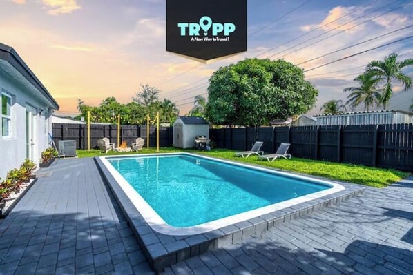 Pool - Trendy Family Home -Heated Pool (Hollywood)