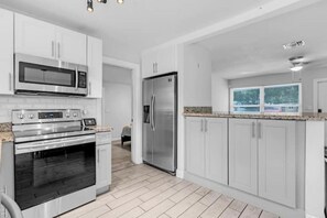 Private kitchen - Trendy Family Home -Heated Pool (Hollywood)