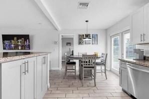 Private kitchen - Trendy Family Home -Heated Pool (Hollywood)