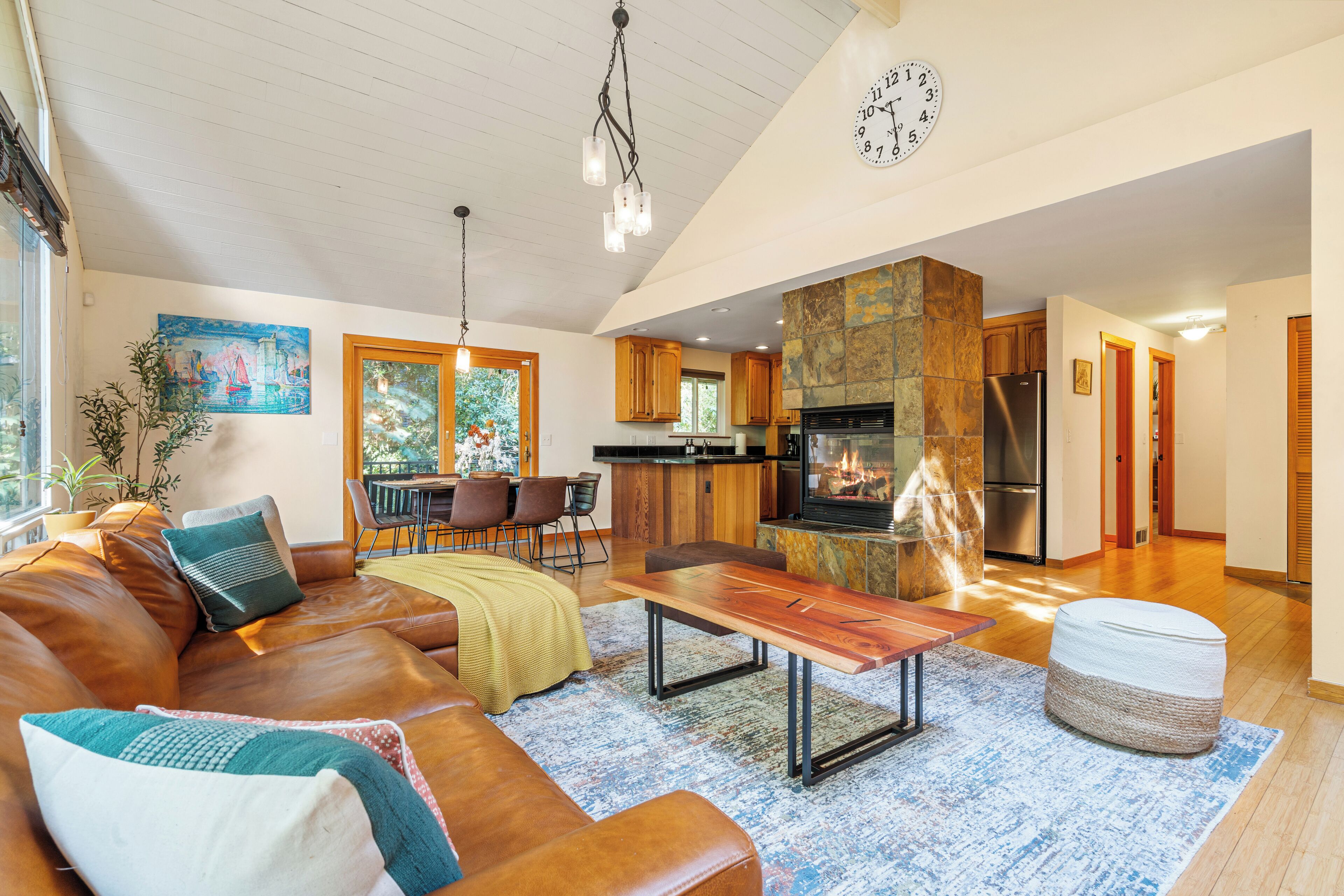 Smart TV, chimenea y libros 