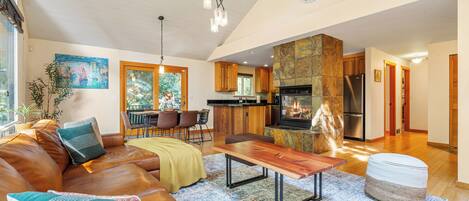 Smart TV, chimenea y libros