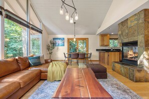 Smart TV, fireplace, books - Bellevue Forest Haven Hideaway (Bellevue)