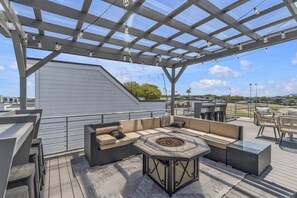 Outdoor dining - Epic Gulch Home With Skyline Views (Nashville)