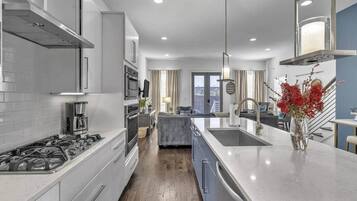 Een koelkast, een magnetron, een oven, een kookplaat