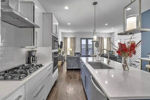 Fridge, microwave, oven, stovetop - Epic Gulch Home With Skyline Views (Nashville)