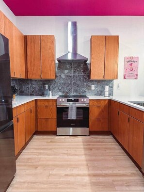 Frigorifero, microonde, forno, piano cottura
