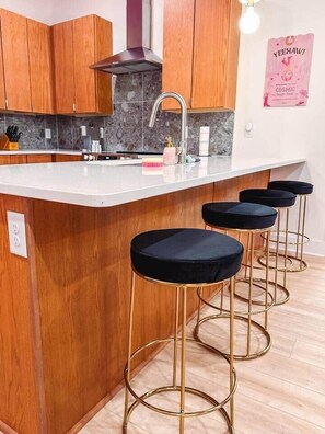 冷蔵庫、電子レンジ、オーブン、コンロ