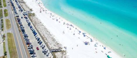 Plage à proximité, chaises longues, serviettes de plage