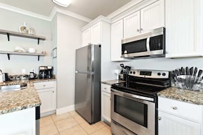 Réfrigérateur, four à micro-ondes, un four, surface de cuisson