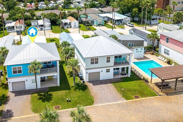 A residential area with houses, a swimming pool, and a location marker.