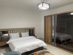 3 habitaciones, escritorio, tabla de planchar con plancha y wifi gratis 