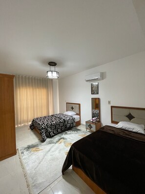 3 bedrooms, desk, iron/ironing board, free WiFi