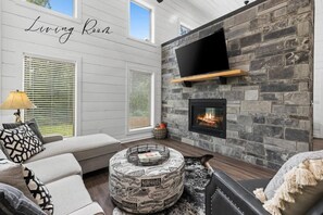 Smart TV y chimenea 