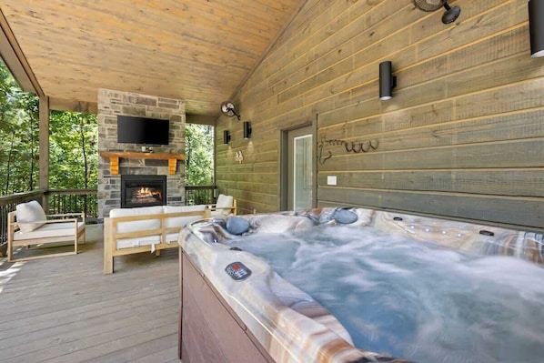 Outdoor spa tub