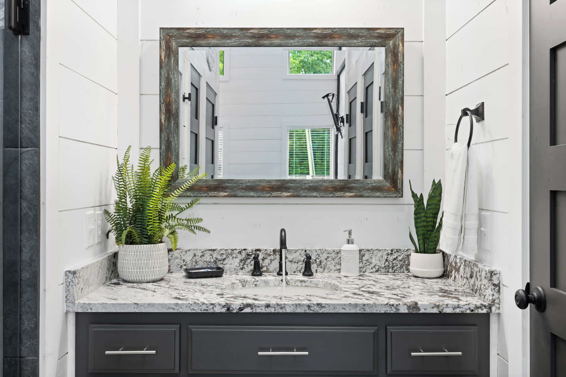 Chuveiro, secador de cabelo, toalhas de banho, sabonete