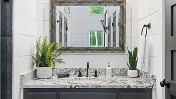 Chuveiro, secador de cabelo, toalhas de banho, sabonete