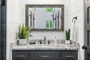 Een douche, een haardroger, handdoeken, zeep