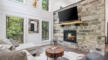 Een smart-tv en een open haard