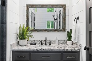 Ducha, secador de pelo, toallas, jabón