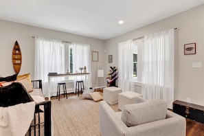 Smart TV, fireplace, books, stereo
