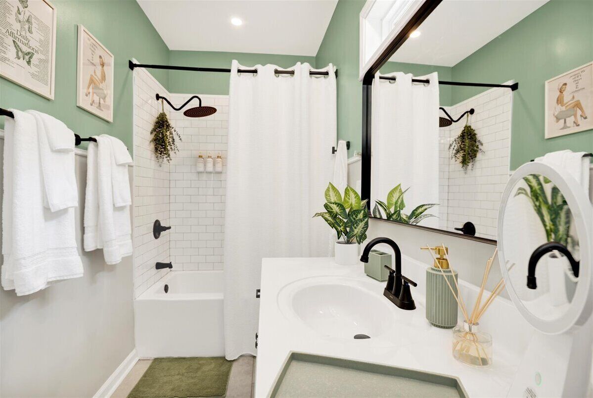 Secador de cabelo, toalhas de banho, sabonete, papel higiênico