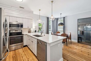 Réfrigérateur, four à micro-ondes, un four, surface de cuisson