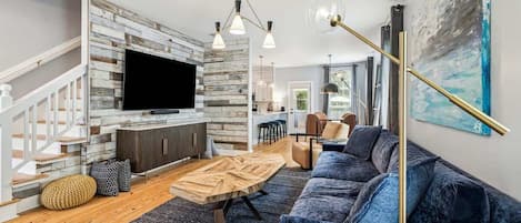 Smart TV, chimenea y oficina