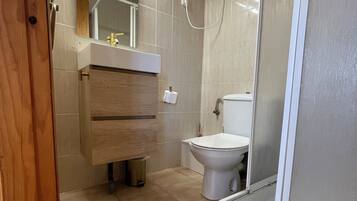 Douche, sèche-cheveux, serviettes fournies, savon