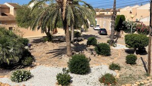 A residential street with palm trees, a paved road, and a clear blue sky. - Mar Menor Studio Cielo - pet-friendly, pool and wi-fi (Cartagena)
