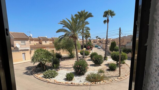 A residential street with palm trees and a clear blue sky. - Mar Menor Studio Cielo - pet-friendly, pool and wi-fi (Cartagena)