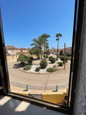 A residential street with palm trees and a clear blue sky. - Mar Menor Studio Cielo - pet-friendly, pool and wi-fi (Cartagena)